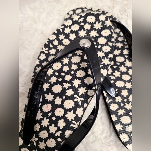 EUC Coach flip-flops - Picture 2 of 4